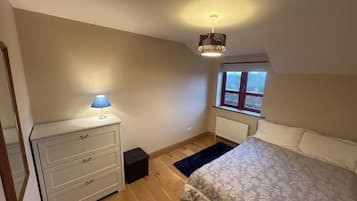 5 Schlafzimmer, Schreibtisch, Bügeleisen/Bügelbrett, Reisekinderbett