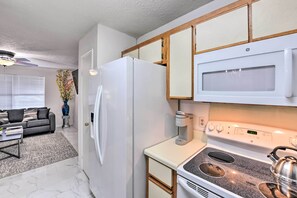 Réfrigérateur, micro-ondes, plaque de cuisson, lave-vaisselle