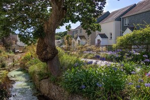 Cottage | Property grounds - Heron's Reach (Falmouth)