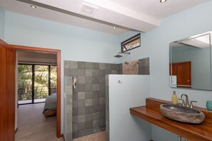 Douche, sèche-cheveux, serviettes fournies, savon