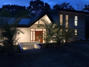Exterior - Casa Mamacita: Beautiful new home in peaceful jungle setting (Quepos)