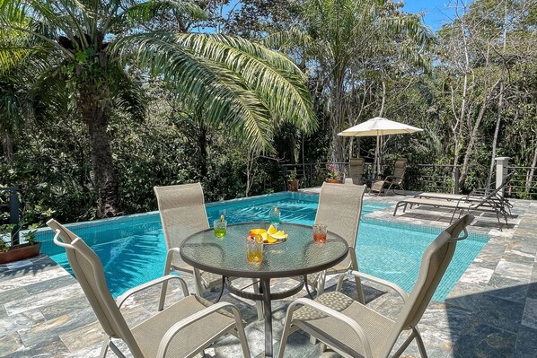 Outdoor dining - Casa Mamacita: Beautiful new home in peaceful jungle setting (Quepos)