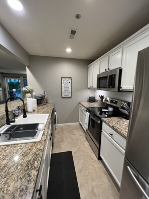 冰箱、微波炉、烤箱、炉灶