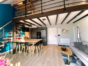 Un intérieur moderne comprenant un coin repas, une cuisine et un espace de vie.