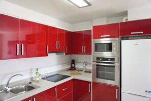 Een koelkast, een microgolfoven, een oven