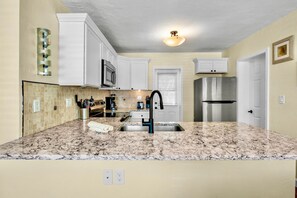 冰箱、微波炉、烤箱、炉灶