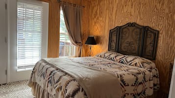 1 slaapkamer, een bureau, een strijkplank/strijkijzer, reisbedje