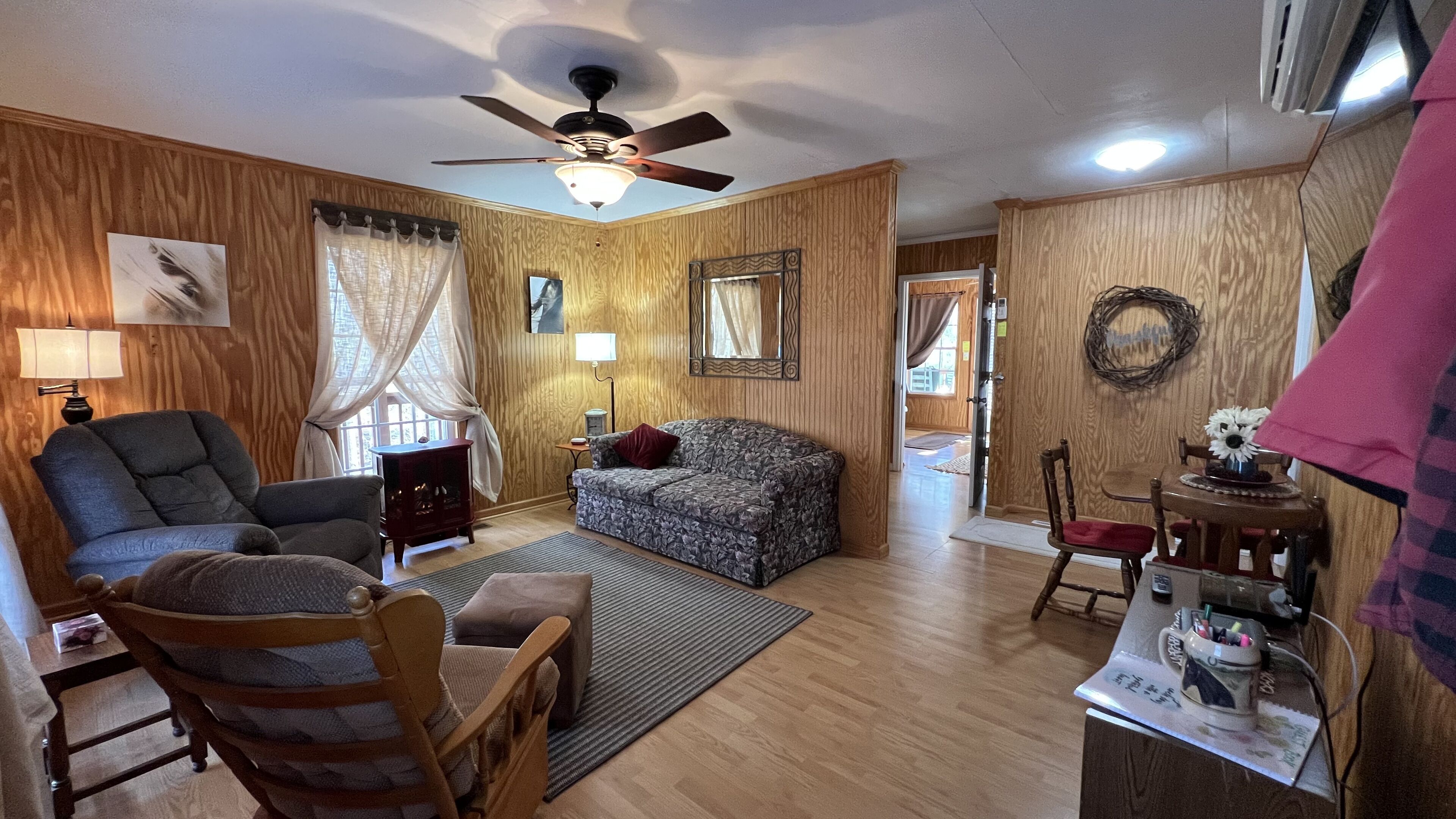 Smart-TV, Kamin, Tischfußball, Bücher