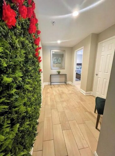 Garden of Eden: Large Private Room by Park