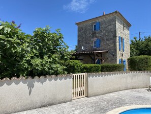 المنشأة من الخارج