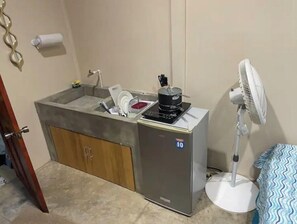 冰箱、炉灶、茶具/咖啡用具、电热水壶