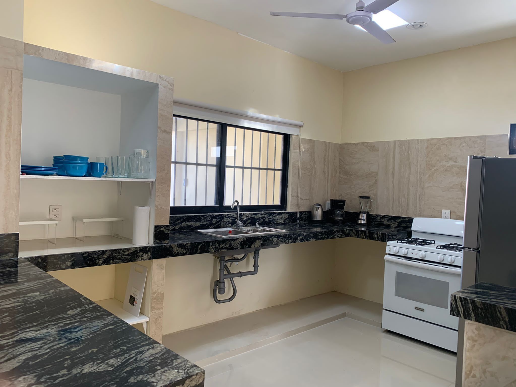 Fridge, oven, stovetop, coffee/tea maker