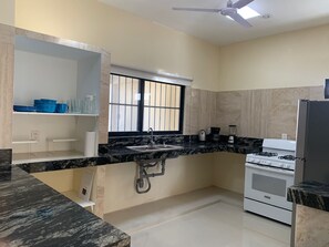 Réfrigérateur, four, plaque de cuisson, cafetière/bouilloire