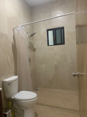 Handtücher, Seife, Shampoo, Toilettenpapier