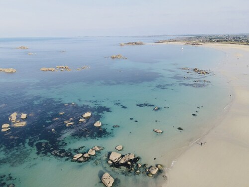 Vacation home 250m from Plouescat town center, on the beach road.