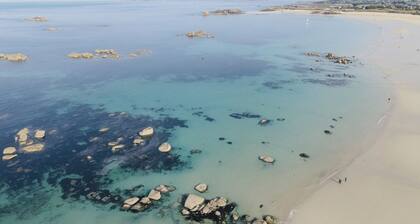 Vacation home 250m from Plouescat town center, on the beach road.