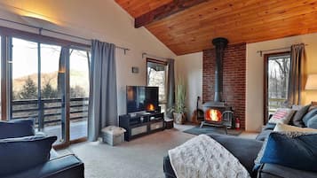 Una Smart TV, una chimenea, una impresora