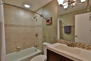 Regadera, secadora de cabello, toallas, papel de baño