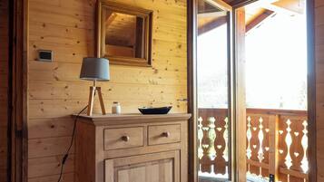 4 chambres, bureau, fer et planche à repasser, lit parapluie