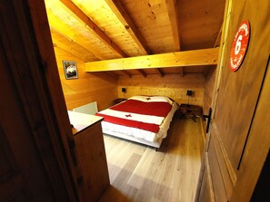 4 chambres, bureau, fer et planche à repasser, lit de bébé portatif
