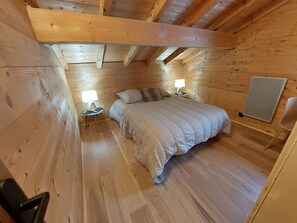 4 chambres, bureau, fer et planche à repasser, lit de bébé portatif