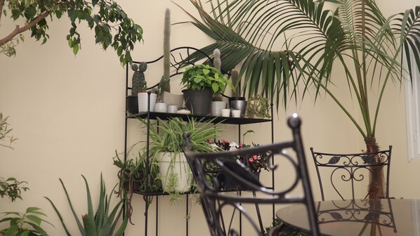 Outdoor dining - El Yakouti Comfort House (Rabat)