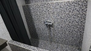 Douche, serviettes fournies, savon, shampoing