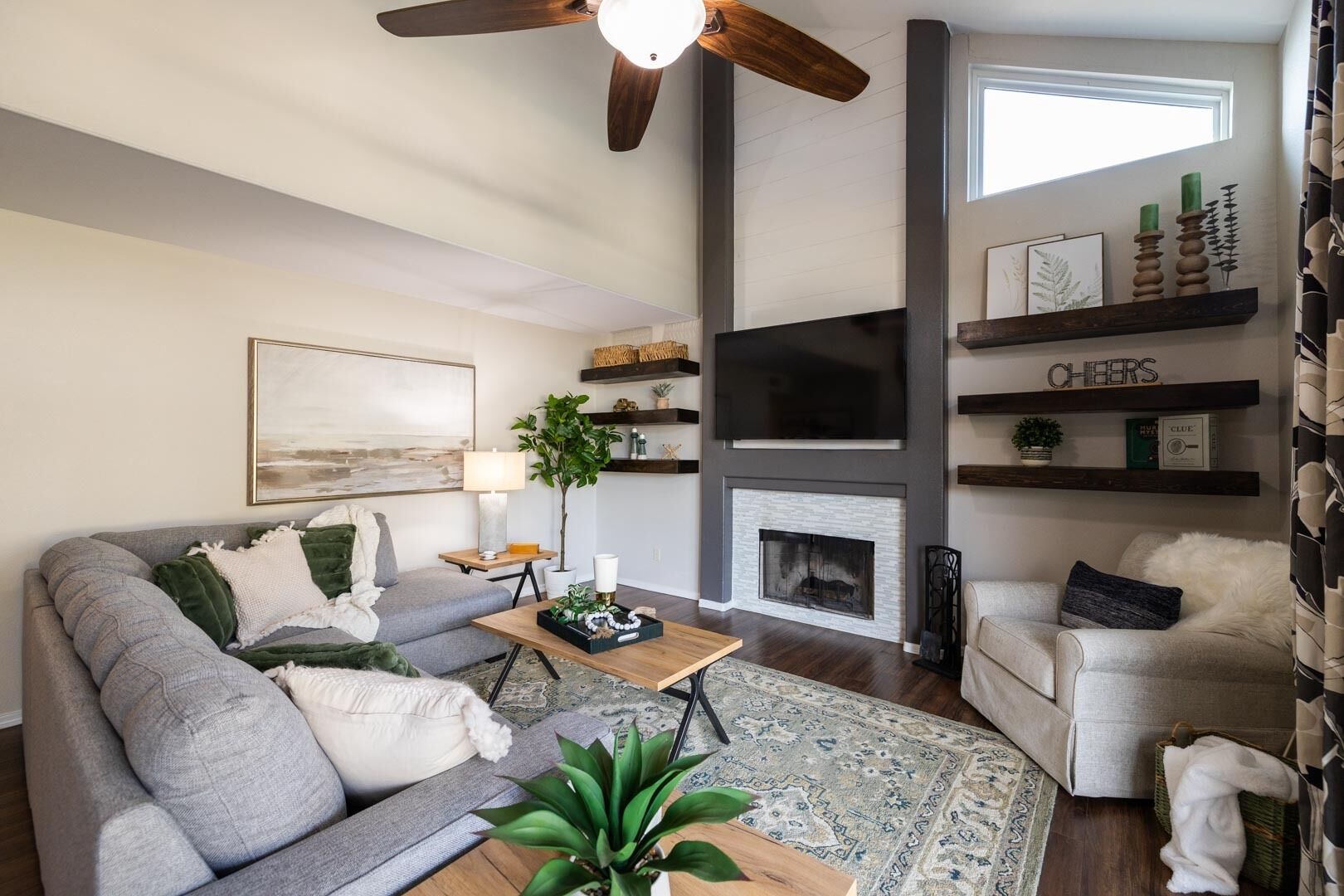 Smart TV, chimenea, tenis de mesa y oficina 