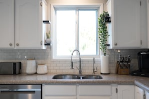 Fridge, microwave, oven, stovetop - A Must Gilbert Stay: Heated Pool and Games! (Gilbert)