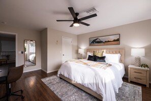 4 quartos, escrivaninha, ferros/tábuas de passar roupa, berço de viagem