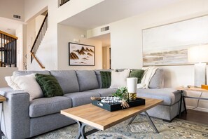 Smart TV, caminetto, tavolo da ping pong, studio