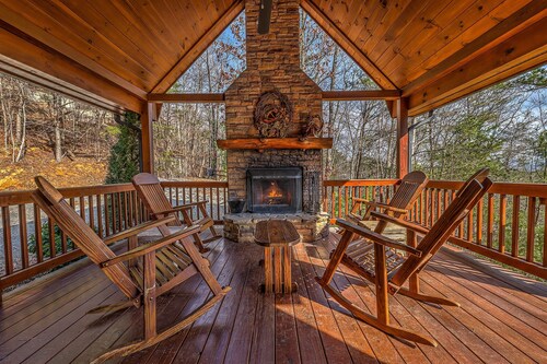 Secluded dog-friendly cabin with mountain views