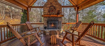 Secluded dog-friendly cabin with mountain views