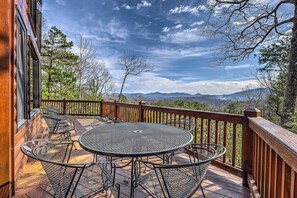 Outdoor dining - Secluded dog-friendly cabin with mountain views (Blue Ridge)