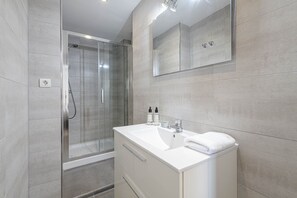 Dusche, Haartrockner, Handtücher, Seife
