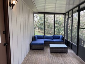 TV connectée, cheminée, livres