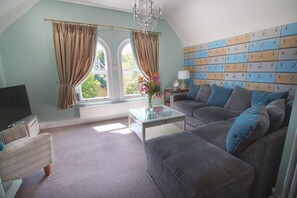 Smart TV, fireplace, DVD player