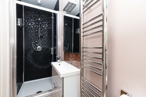 Shower, hair dryer, towels, soap - Buttercup lodge - Tor Farm - Sleeps 4/5 with private hot tub & countryside views (Cheddar)