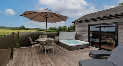 Buttercup lodge - sleeps 4/5 with hot tub & countryside views