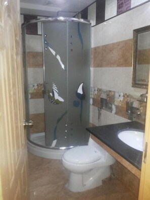 Deluxe Double Room | Bathroom | Separate bathtub and shower, free toiletries, towels - Hotel The Leschanze (Lahore)