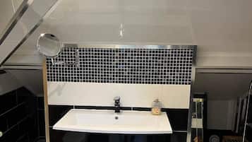 SĂšche-cheveux, serviettes fournies, savon, shampoing