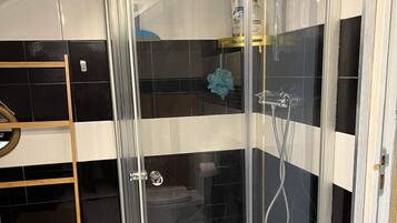 吹风机、毛巾、肥皂、洗发水