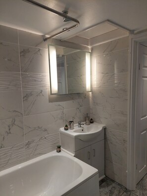 Hair dryer, towels, soap, toilet paper - Gorgeous &central  two bedrooms house (Bristol)