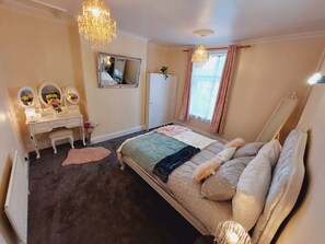 2 slaapkamers, geluiddichte muren, een strijkplank/strijkijzer, wifi