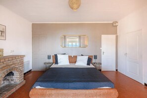 6 bedrooms, iron/ironing board, WiFi, bed sheets