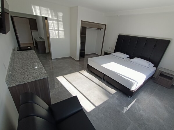 Schreibtisch, laptopgeeigneter Arbeitsplatz, kostenloses WLAN