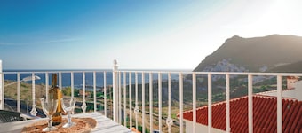 Nue Apartment with terrace and views