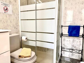 Dusche, Haartrockner, Handtücher