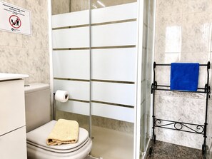 Shower, hair dryer, towels