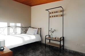 3 makuuhuonetta, silitysrauta/-lauta, ilmainen Wi-Fi, vuodevaatteet